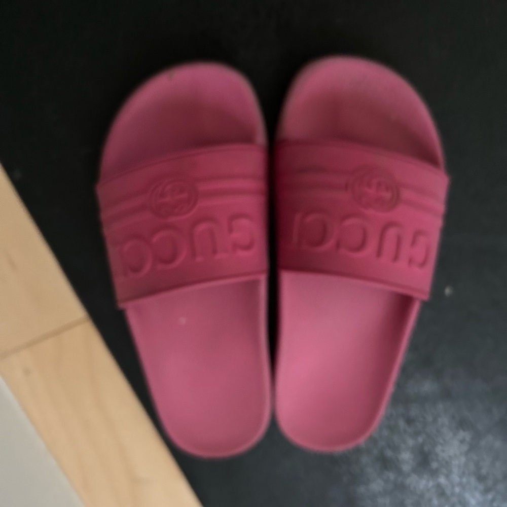 Gucci women’s pink Slide Sandals